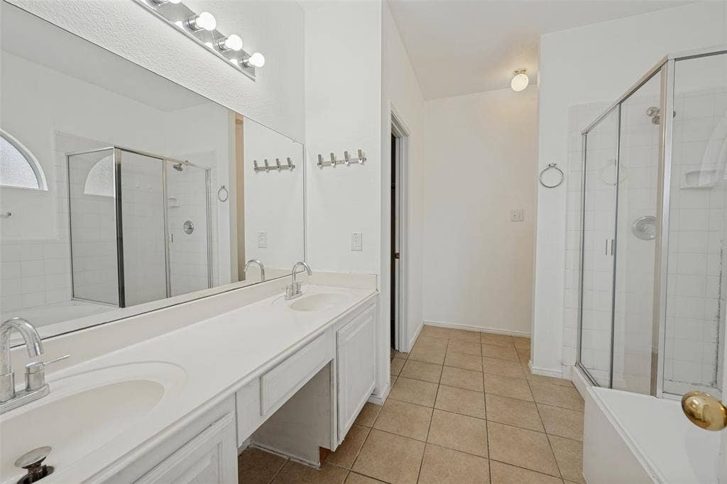 814 White Dove Drive, Arlington, TX 76017