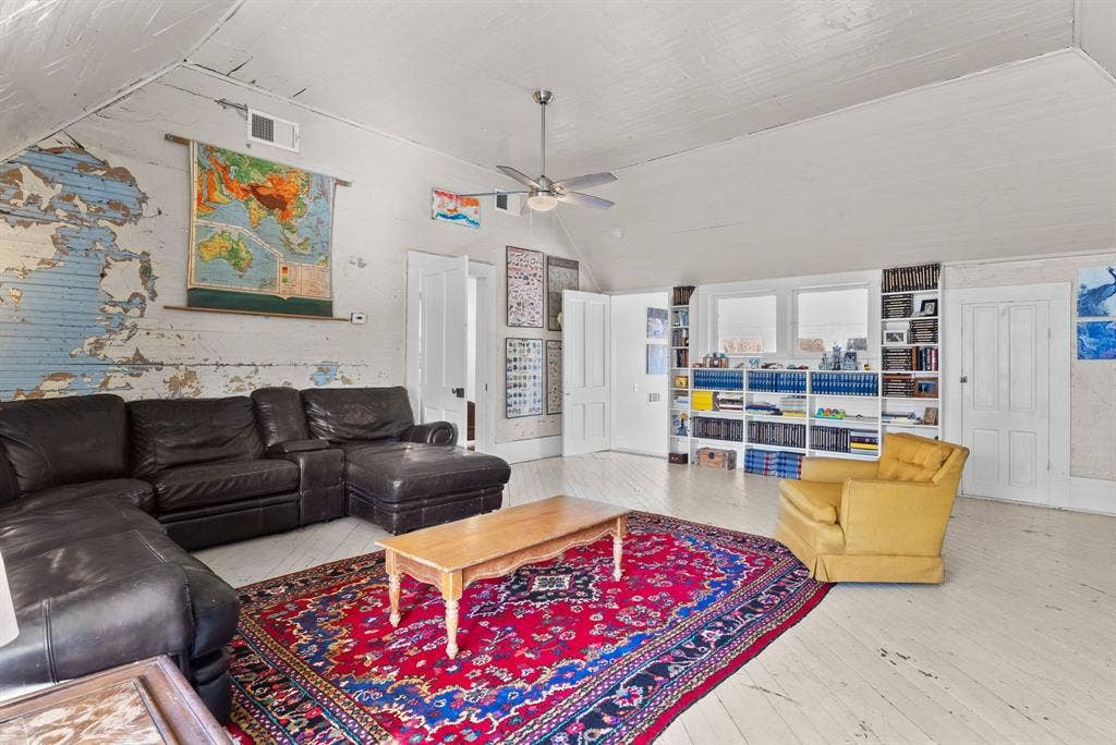 911 W Houston, Tyler, TX 75702