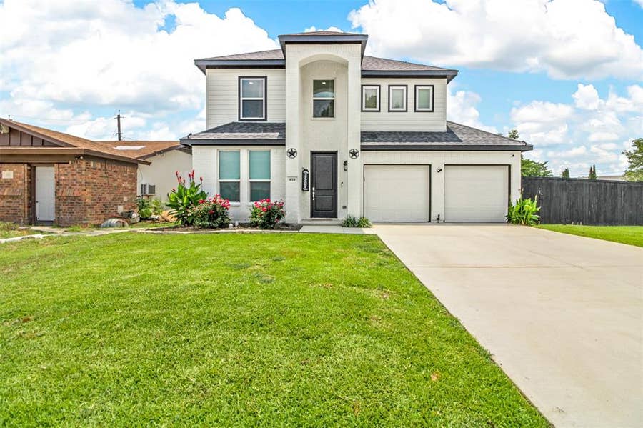 Property photo for 610 Parker Circle, Garland, TX