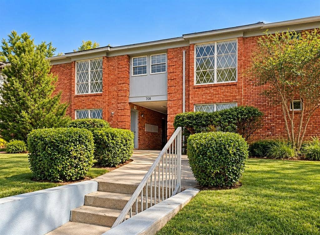 708 N Marsalis Avenue, Dallas, TX 75203 COMING SOON - 1 bed/ 1 bath NEWLY renovated apartment.