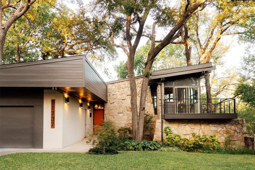 11737 Rogue Way, Dallas, TX 75218 Welcome to 11737 Rogue Way. Mid-century modern in Lochwood