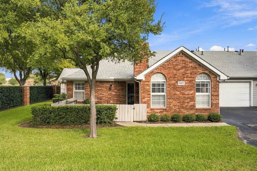 Property photo for 1002 Bridges Drive, Arlington, TX
