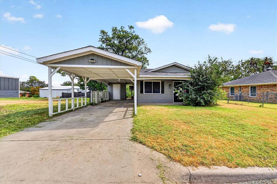 Property photo for 208 D Street, Whitesboro, TX