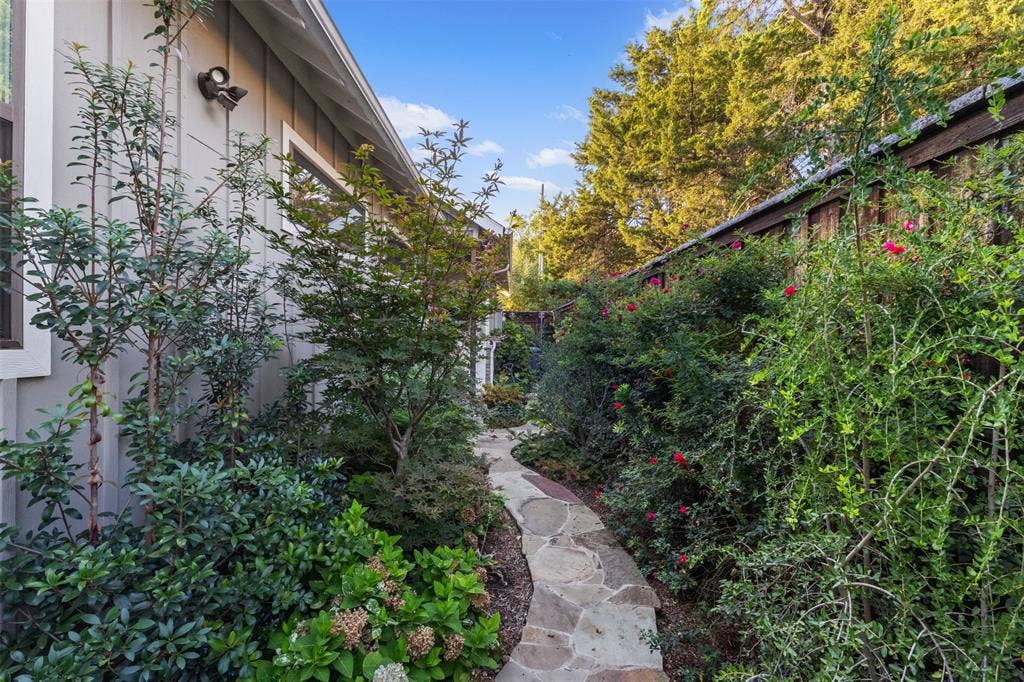 9030 Eustis Avenue, Dallas, TX 75218 Side Yard