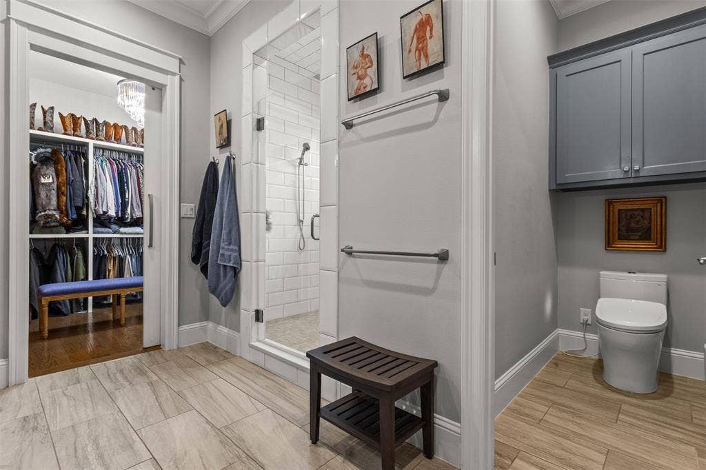 9030 Eustis Avenue, Dallas, TX 75218 Primary Bathroom