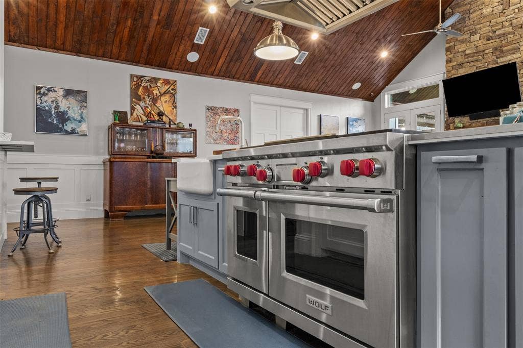 9030 Eustis Avenue, Dallas, TX 75218 9030 Eustis Avenue, Dallas, TX 75218