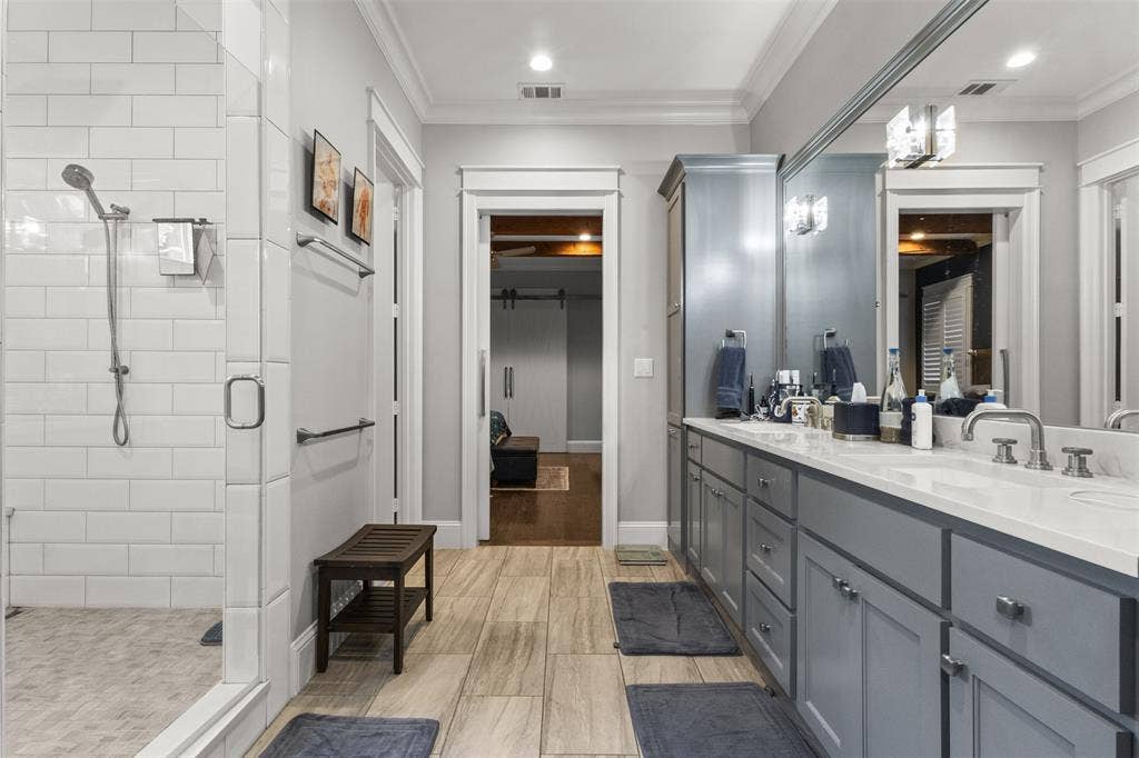 9030 Eustis Avenue, Dallas, TX 75218 Primary Bathroom