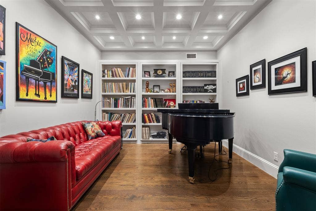 9030 Eustis Avenue, Dallas, TX 75218 9030 Eustis Avenue, Dallas, TX 75218