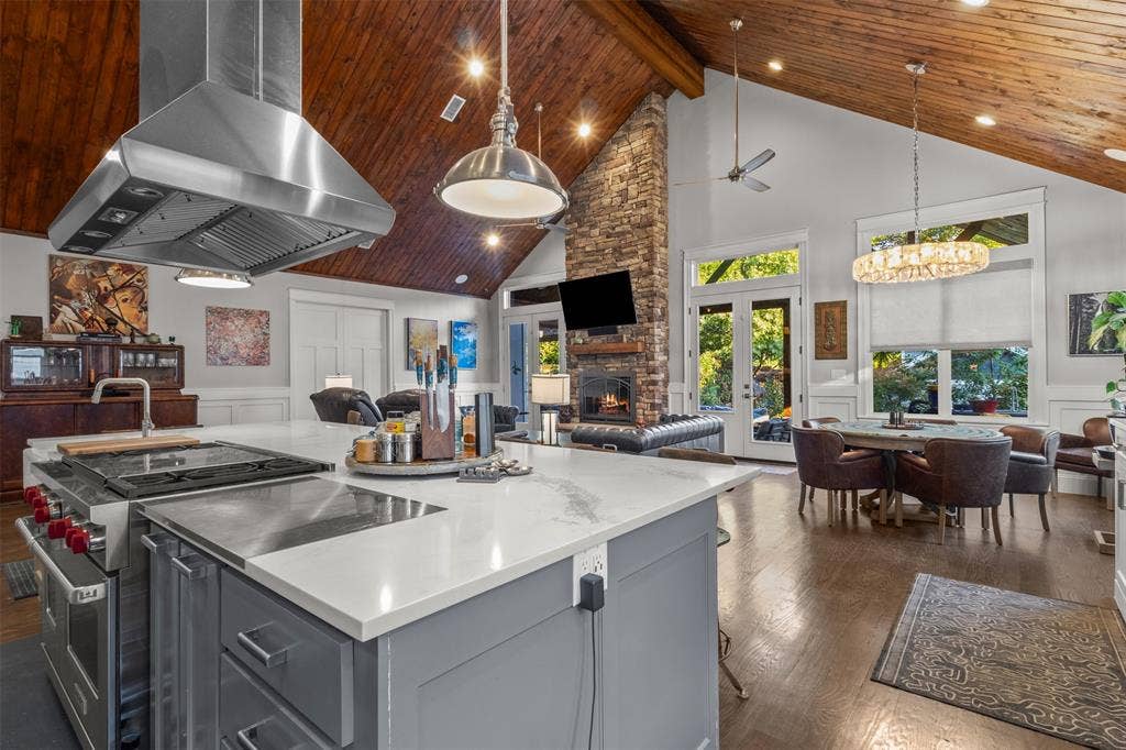 9030 Eustis Avenue, Dallas, TX 75218 9030 Eustis Avenue, Dallas, TX 75218