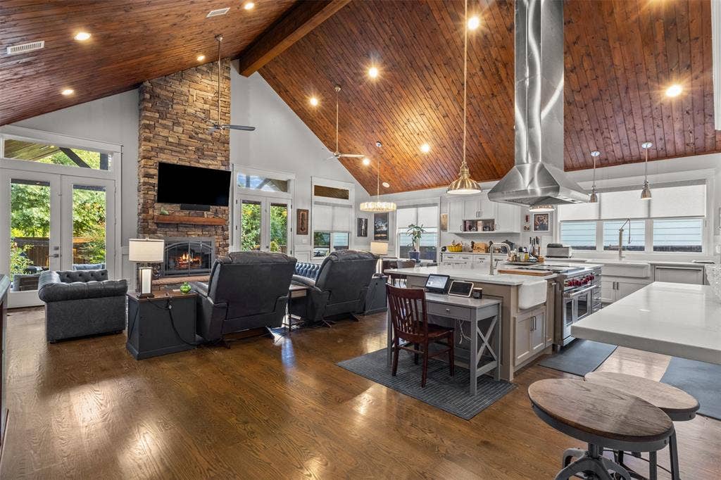 9030 Eustis Avenue, Dallas, TX 75218 9030 Eustis Avenue, Dallas, TX 75218