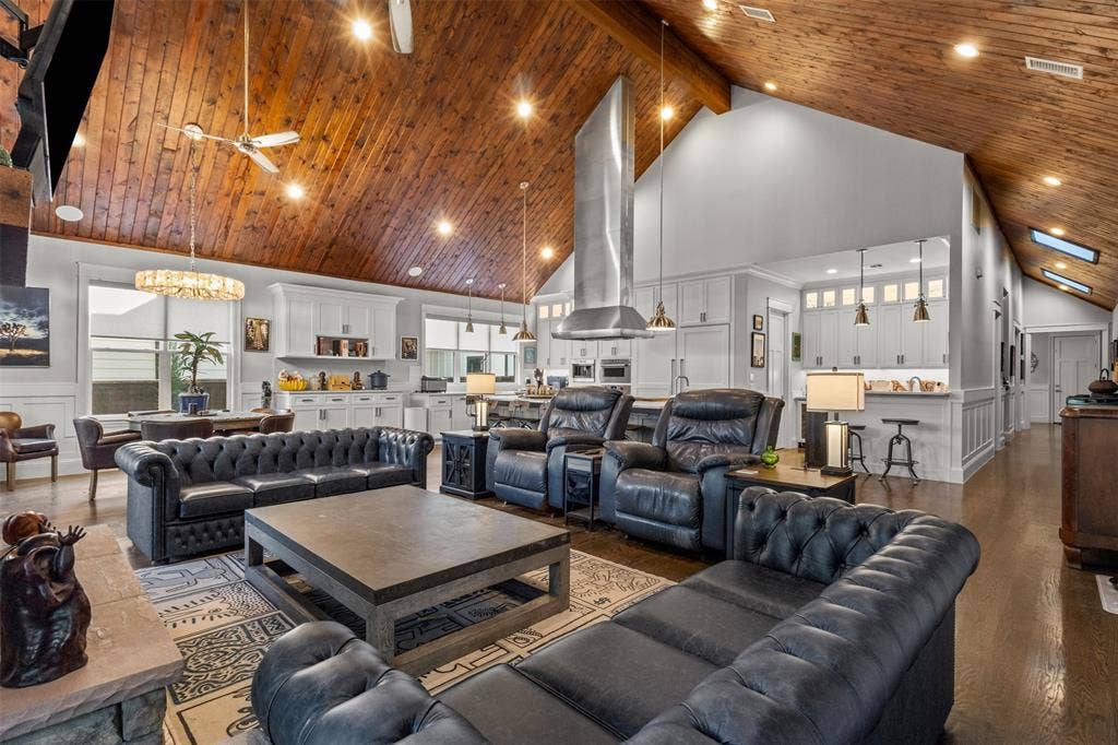 9030 Eustis Avenue, Dallas, TX 75218 9030 Eustis Avenue, Dallas, TX 75218