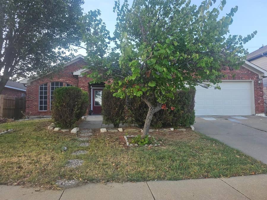 Property photo for 311 Kingfisher Lane, Arlington, TX