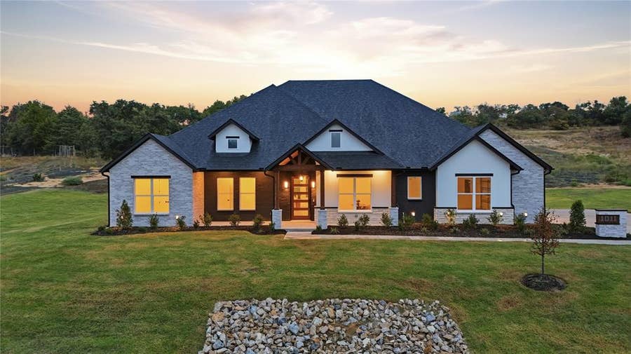Property photo for 1011 Meadow Wood Terrace, Azle, TX