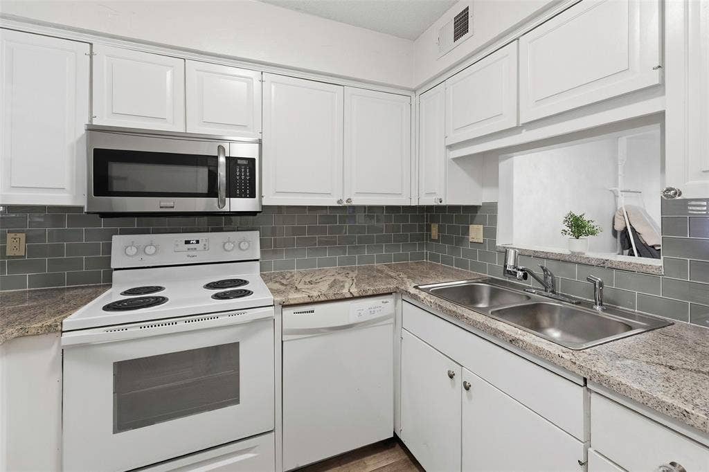 1205 Roaring Springs Road, #1205, Fort Worth, TX 76114