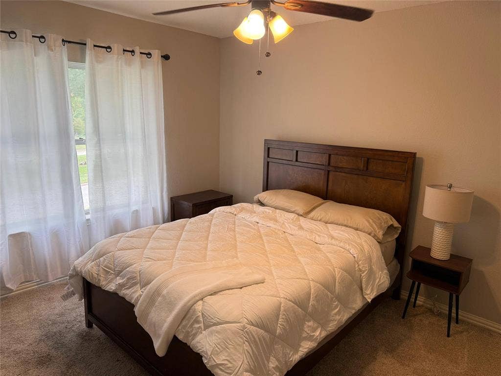 Ceiling fan with integrated lighting
