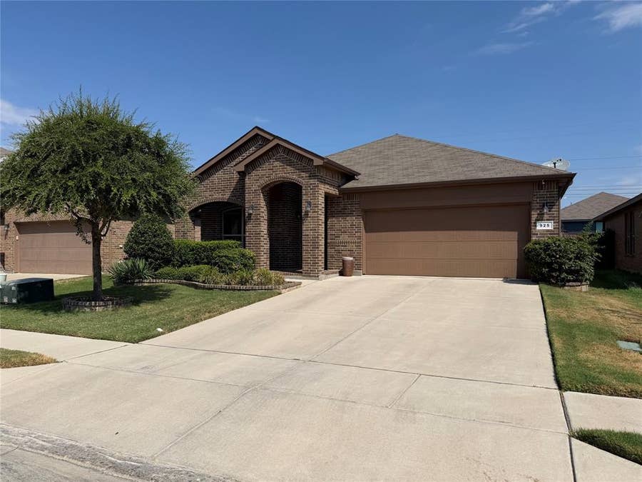 Property photo for 925 Meadow Scape Drive, Fort Worth, TX