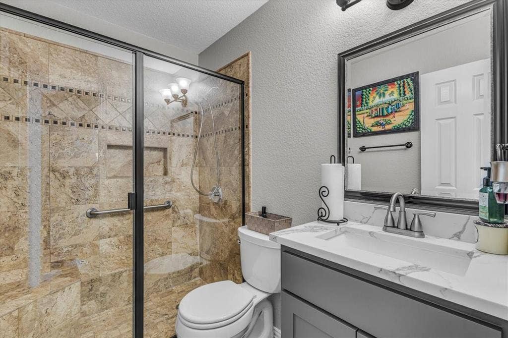 4600 Valleyview Drive, Mansfield, TX 76063 Hallway bath located downstairs