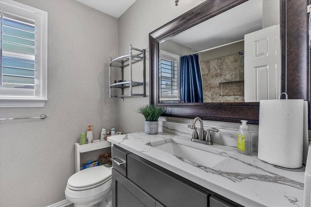 4600 Valleyview Drive, Mansfield, TX 76063 Full bathroom located upstairs