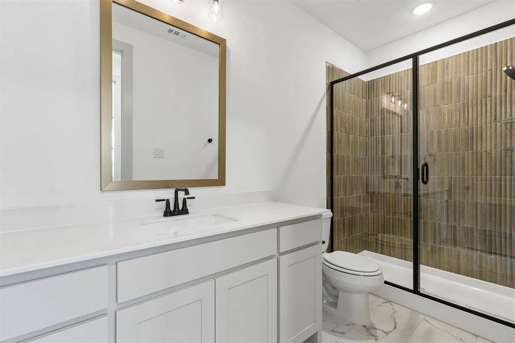 2612 Radiant Way, Celina, TX 75009 Friends and family will feel right at home in any of the beautifully finished guest baths our Toulouse II plan has to offer.