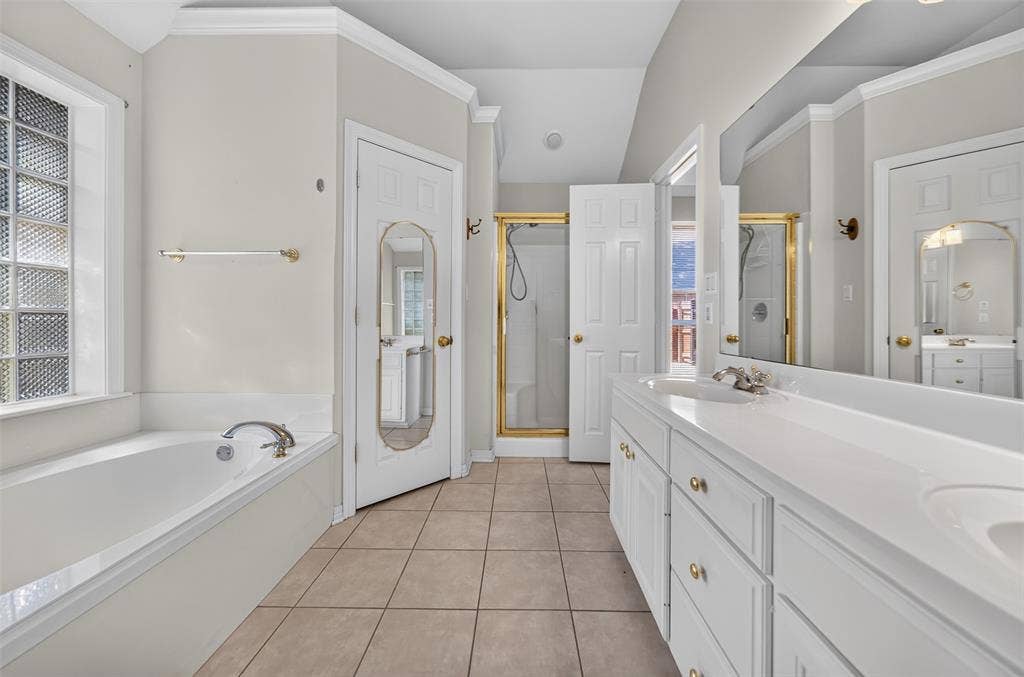 202 Northcreek Drive, Chandler, TX 75758 Full view of the Larger Bath looking through the batharea. Notice the double sinks and shower area.
