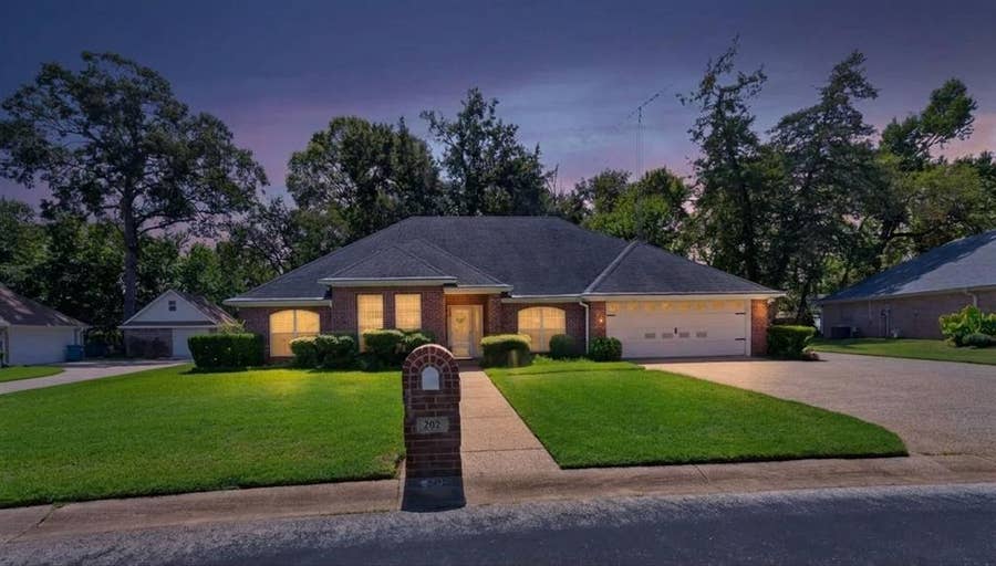 Property photo for 202 Northcreek Drive, Chandler, TX