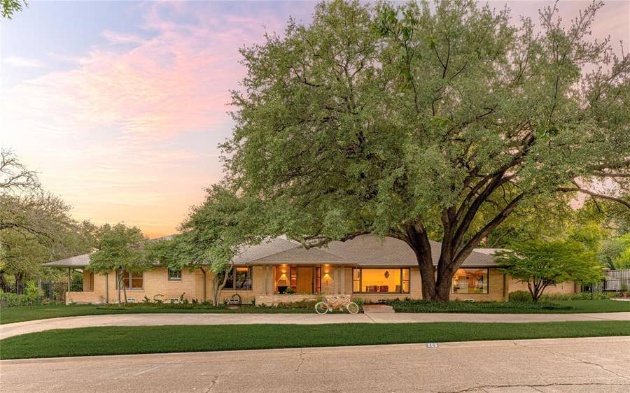 Property photo for 906 Leatrice Drive, Dallas, TX