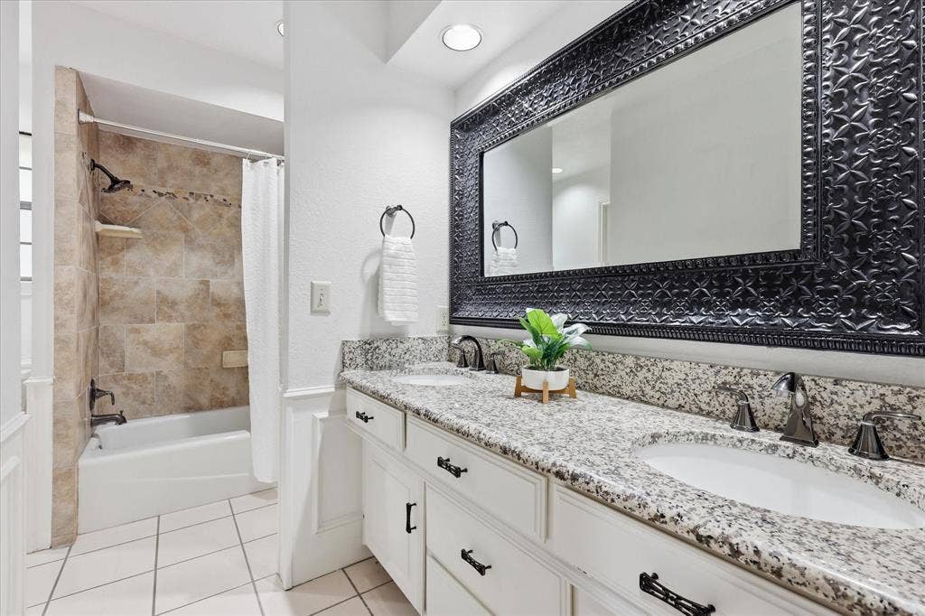 1516 Glastonbury Drive, Plano, TX 75075 jack and Jill bath with a third hall way access
