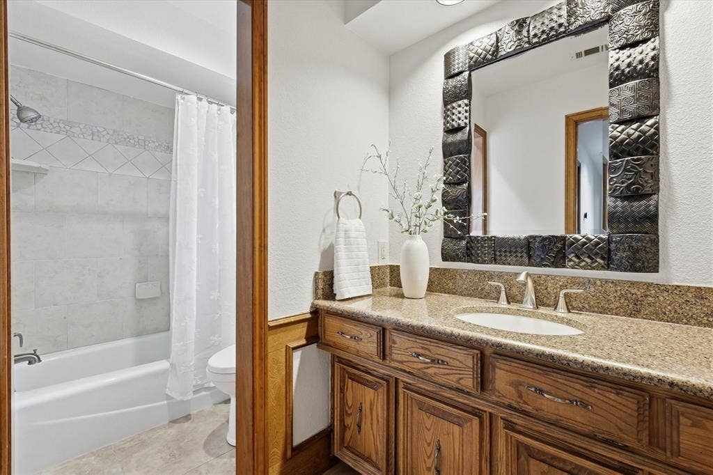 1516 Glastonbury Drive, Plano, TX 75075 3rd Full Bath- located in hall outside den and kitchen