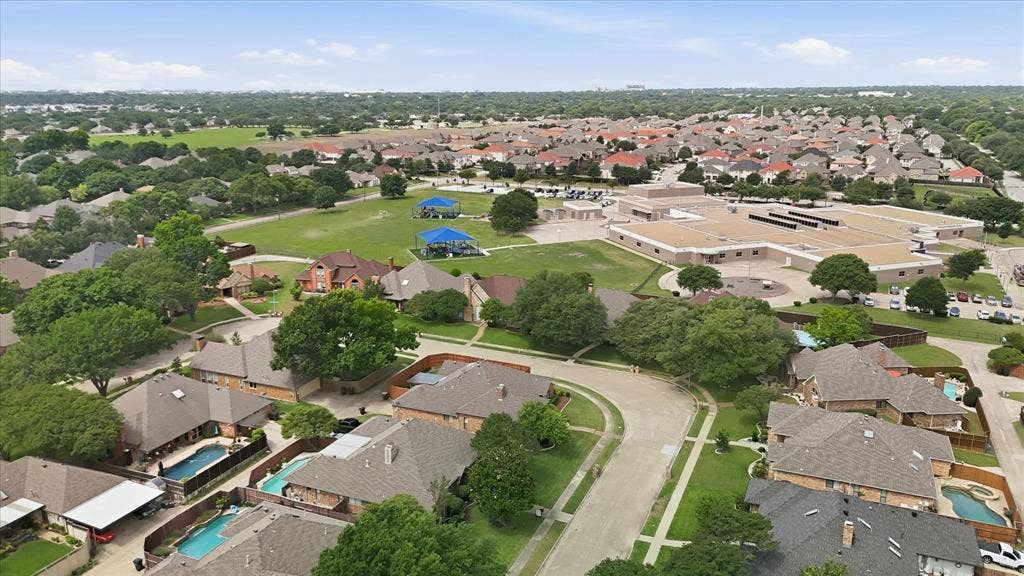 1516 Glastonbury Drive, Plano, TX 75075 Residential neighborhood with mature trees and a curvilinear street layout