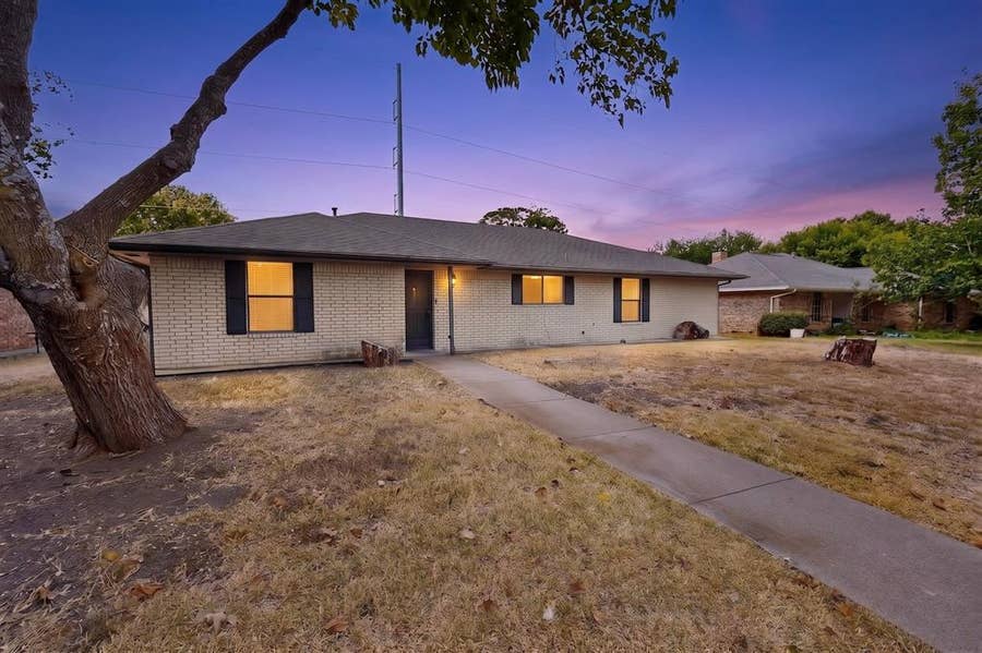Property photo for 214 Buffalo Creek Drive, Waxahachie, TX