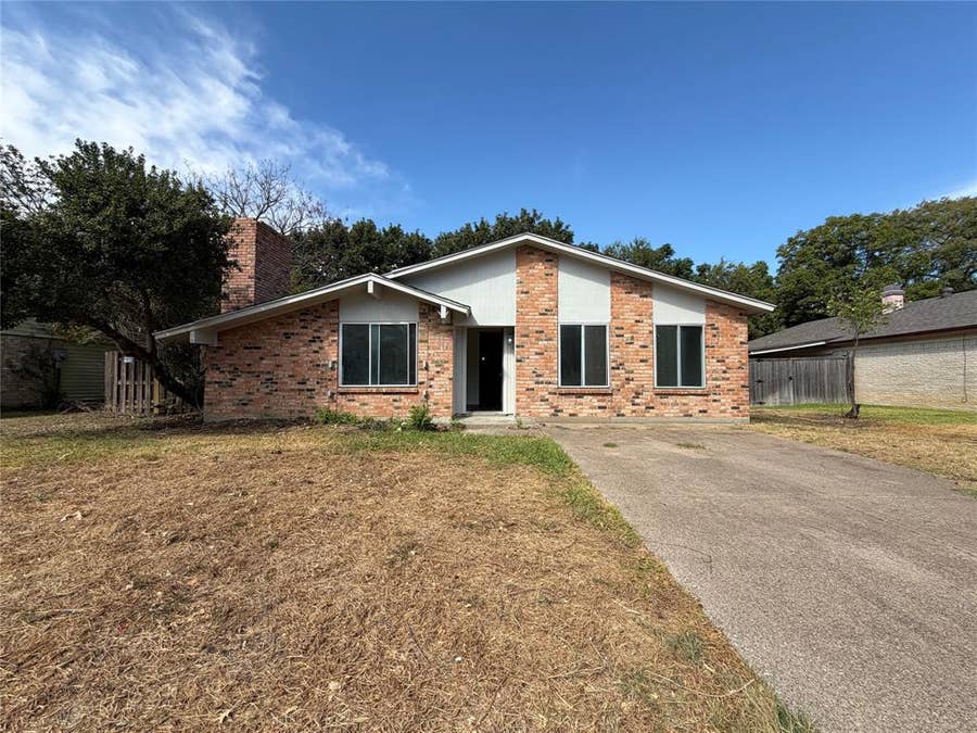 Property photo for 2610 Fallcreek Street, Arlington, TX