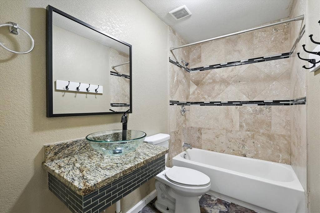 7243 Ash Street, Frisco, TX 75034 Located between the two secondary bedrooms