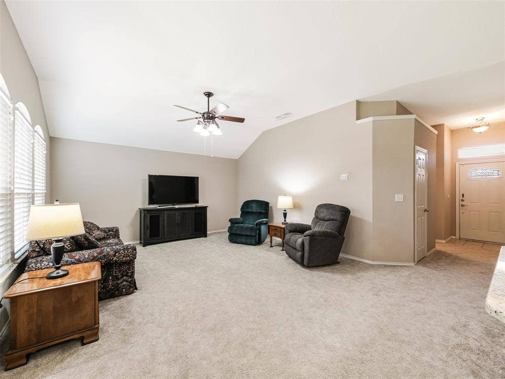 2109 Lilac Circle, McKinney, TX 75071 Large living area with plenty of seating options