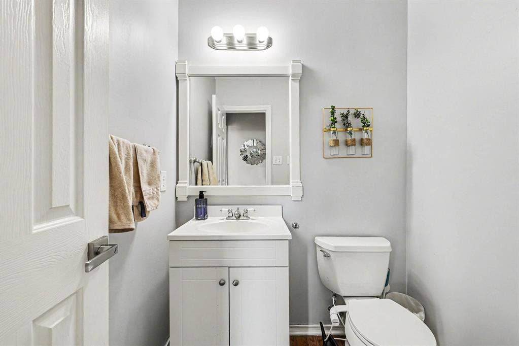 2912 Barksdale Drive, Plano, TX 75025 Convenient powder room