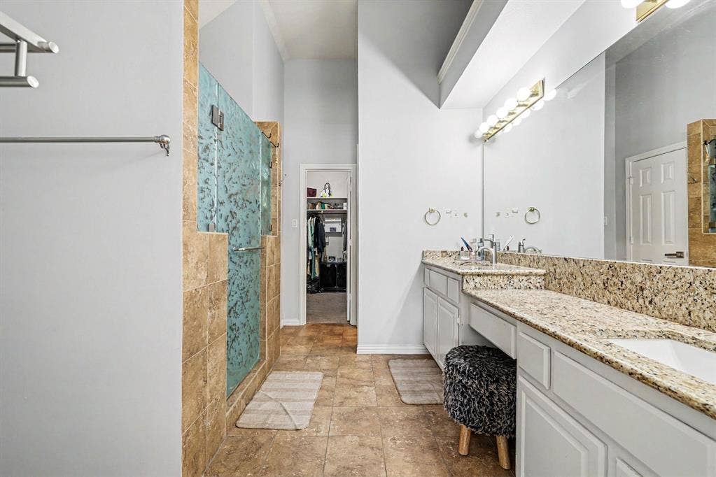 2912 Barksdale Drive, Plano, TX 75025 Primary bathroom with dual vanities