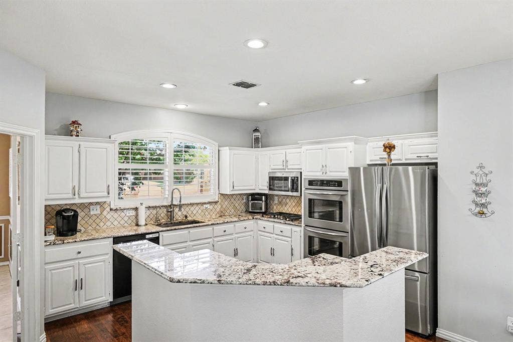 2912 Barksdale Drive, Plano, TX 75025 Beautiful Kitchen with ample counter and cabinet space.
