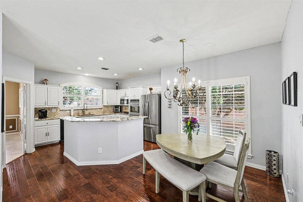 2912 Barksdale Drive, Plano, TX 75025 Spacious eat-in kitchen.