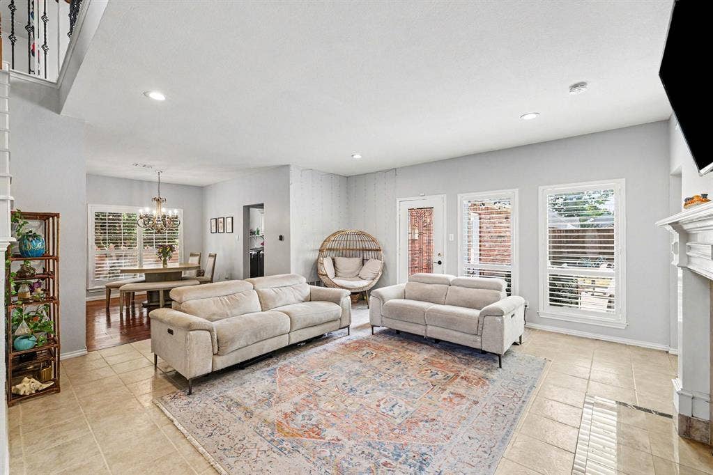 2912 Barksdale Drive, Plano, TX 75025 Bright, spacious living area with an open layout.