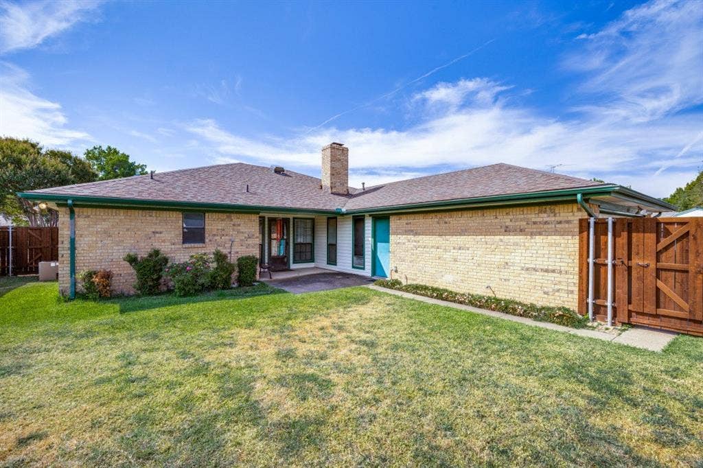 1721 Guildford Street, Garland, TX 75044 Fence leads to the driveway and back entranced garage.