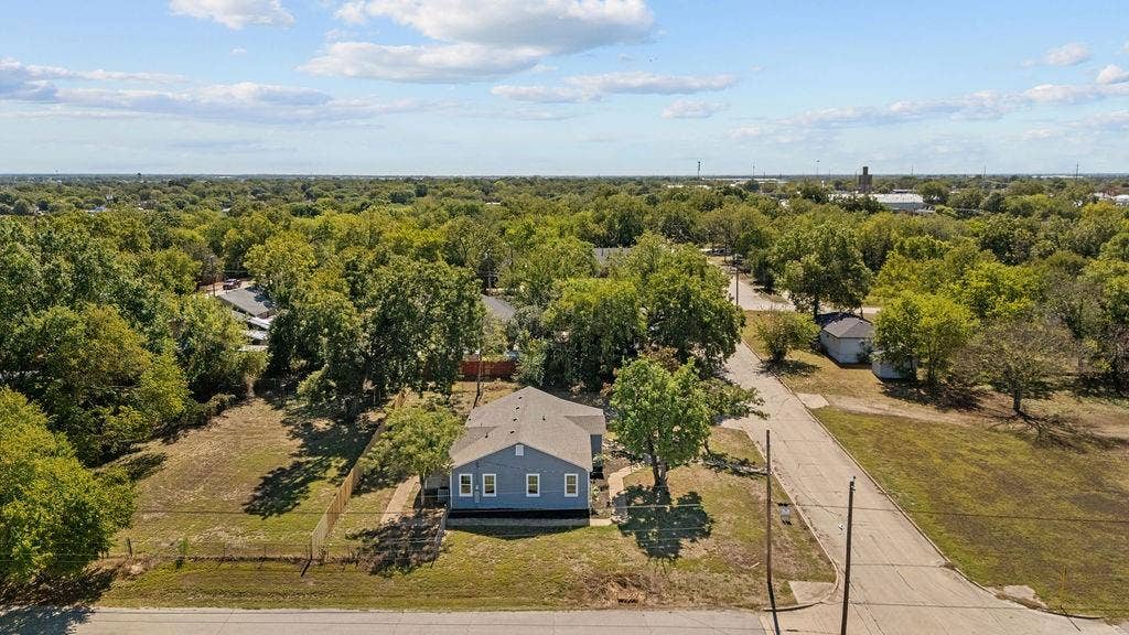 610 N Shawnee Street, Ennis, TX 75119 610 N Shawnee Street, Ennis, TX 75119