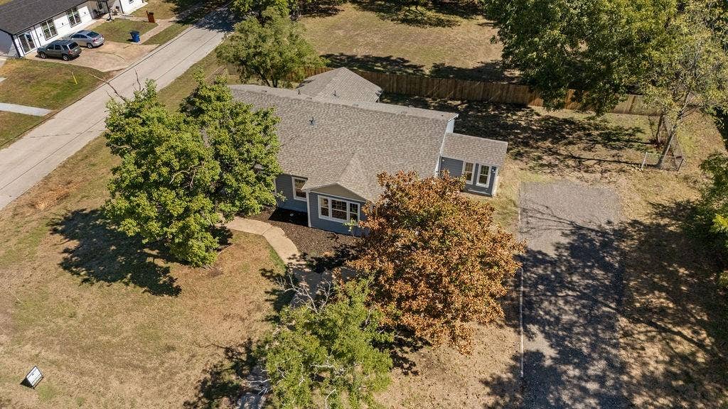 610 N Shawnee Street, Ennis, TX 75119 610 N Shawnee Street, Ennis, TX 75119