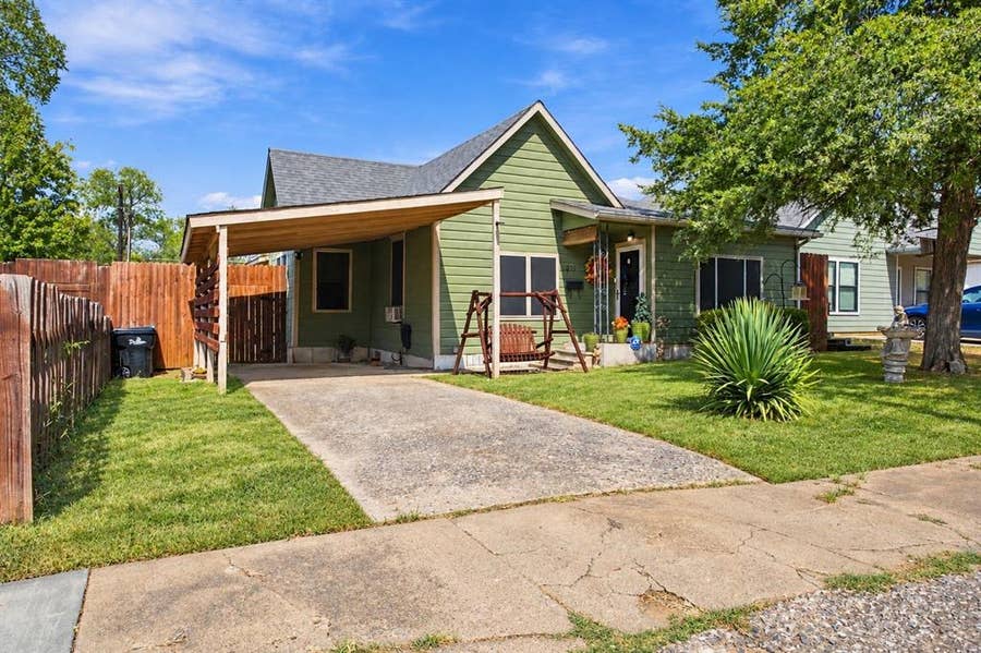 Property photo for 215 W Munson Street, Denison, TX