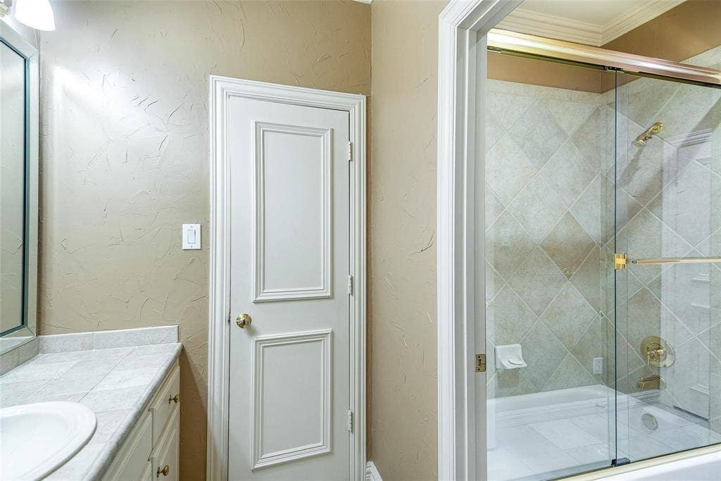 5933 King William Drive, Plano, TX 75093 5933 King William Drive, Plano, TX 75093