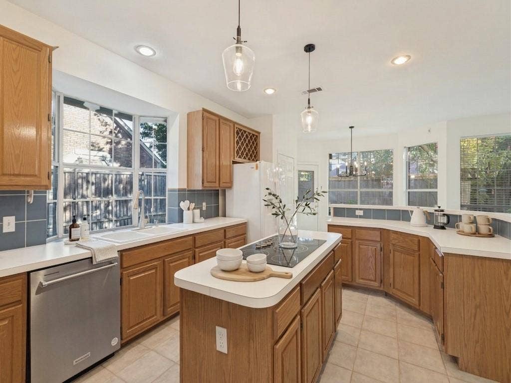 2032 Liverpool Drive, Plano, TX 75025 Kitchen with virtually staged accents