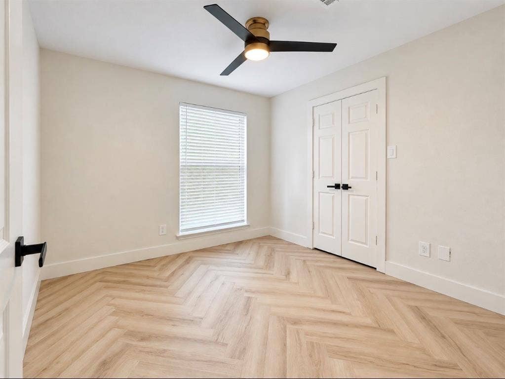 171 Wildwood Drive, DeSoto, TX 75115 Spacious third bedroom with neutral finishes and flexible space to make your own.
