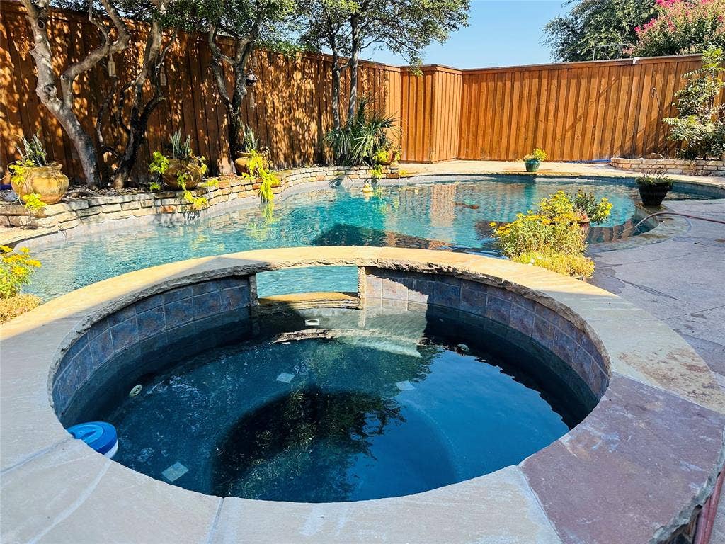 3713 San Juan Circle, Plano, TX 75023 Large backyard pool with integrated spa and stone coping