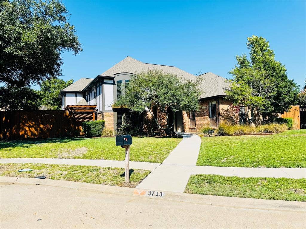 3713 San Juan Circle, Plano, TX 75023 Brick and stucco exterior with a prominent bay window