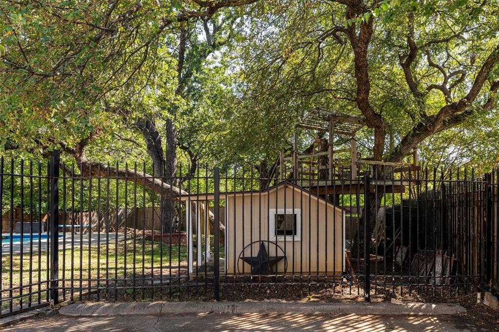 1803 Arrowhead Drive, Pantego, TX 76013