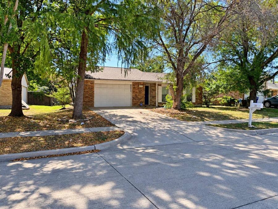 Property photo for 305 S Willow Street, Mansfield, TX