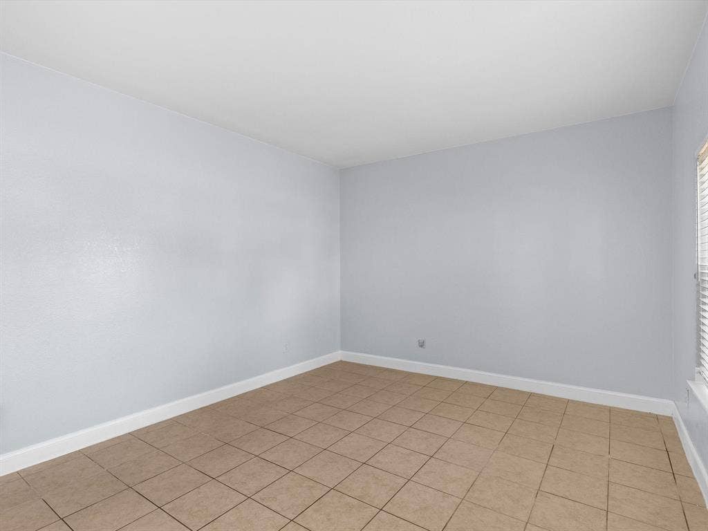 7302 San Carlos Drive, Rowlett, TX 75089 Recessed window with horizontal blinds